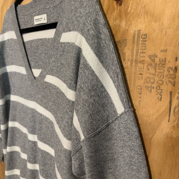 Abercrombie & Fitch Soft Collection Gray White Stripe Oversized Sweater Sz S - Picture 3 of 6